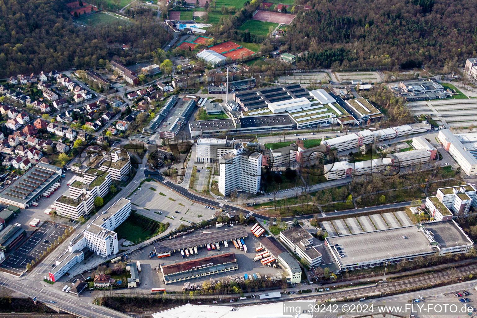 Vue aérienne de Bâtiments de bureaux et administratifs de la compagnie d'assurance Nokia Stuttgart et BBK BVU en Zuffenhausen à le quartier Zuffenhausen in Stuttgart dans le département Bade-Wurtemberg, Allemagne