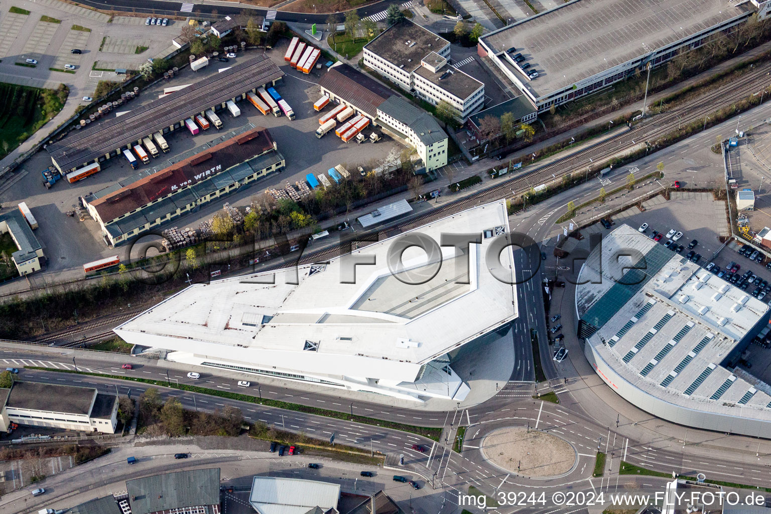 Vue aérienne de Monument industriel d'installations techniques désaffectées et musée Porsche à Zuffenhausen à le quartier Zuffenhausen in Stuttgart dans le département Bade-Wurtemberg, Allemagne