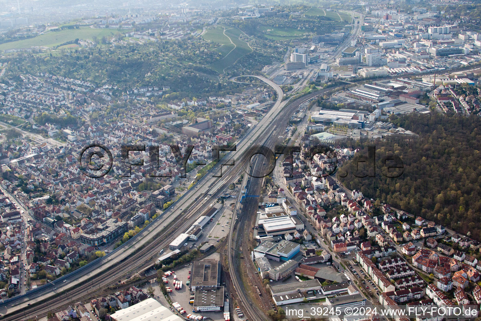 Vue aérienne de Station Zuffenhausen, Heilbronner Straße à le quartier Zuffenhausen in Stuttgart dans le département Bade-Wurtemberg, Allemagne