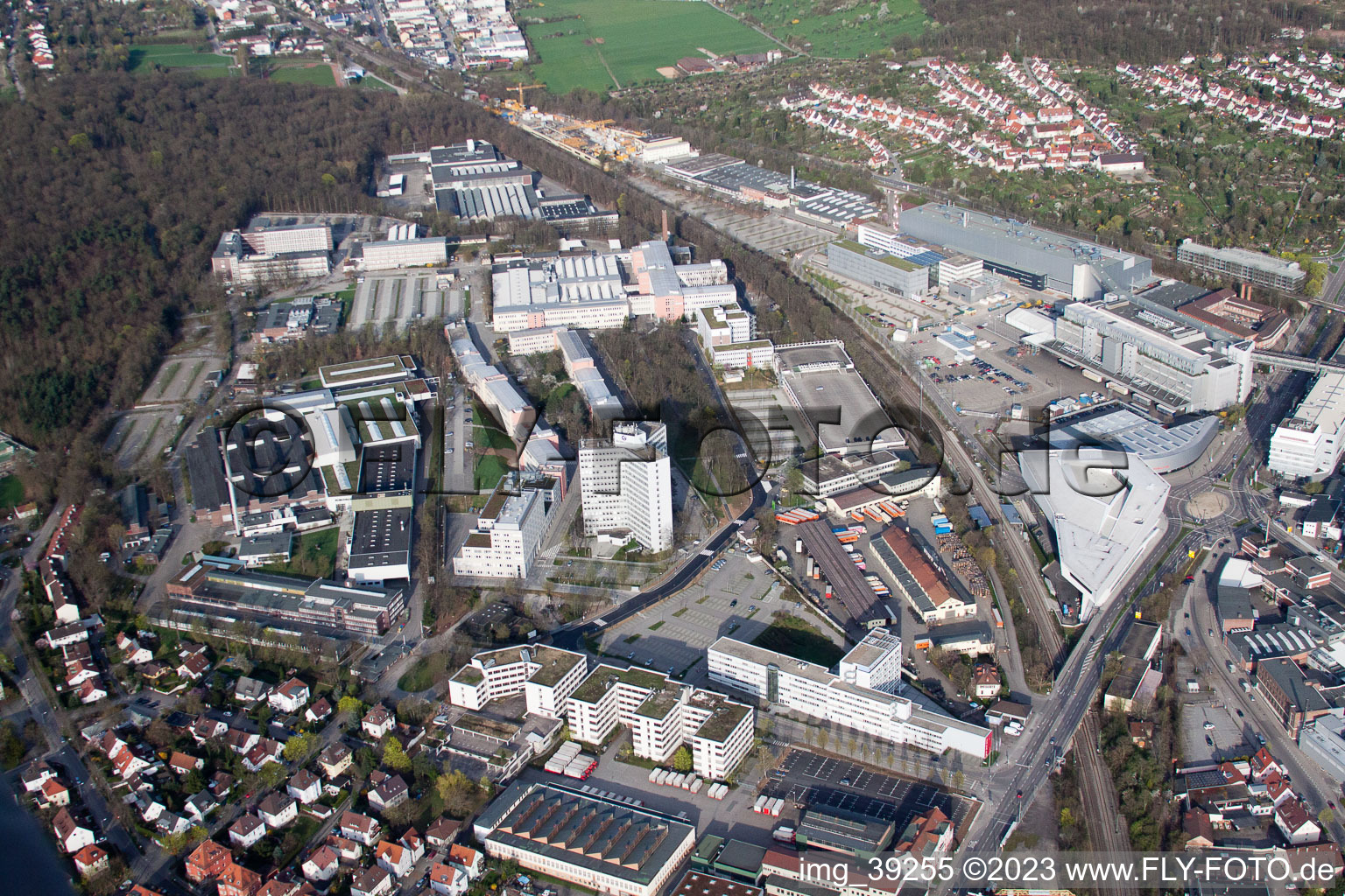 Vue aérienne de Usine Porsche 4 à le quartier Zuffenhausen in Stuttgart dans le département Bade-Wurtemberg, Allemagne