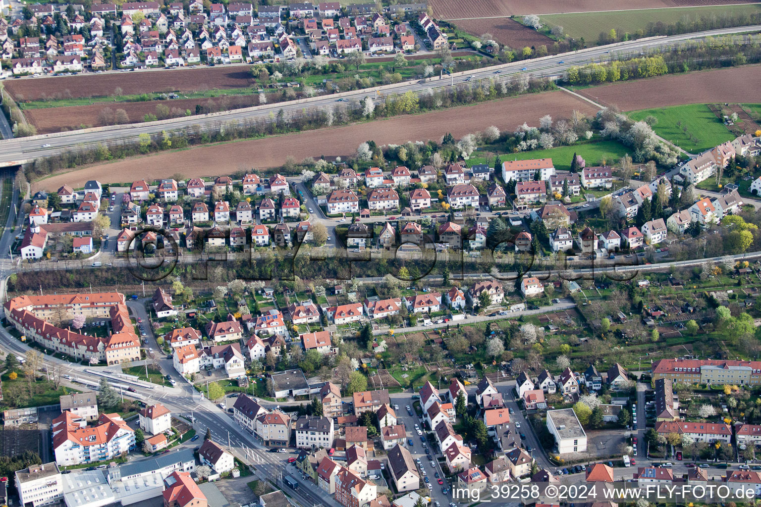 Vue aérienne de Wimpfener Straße à le quartier Zuffenhausen in Stuttgart dans le département Bade-Wurtemberg, Allemagne