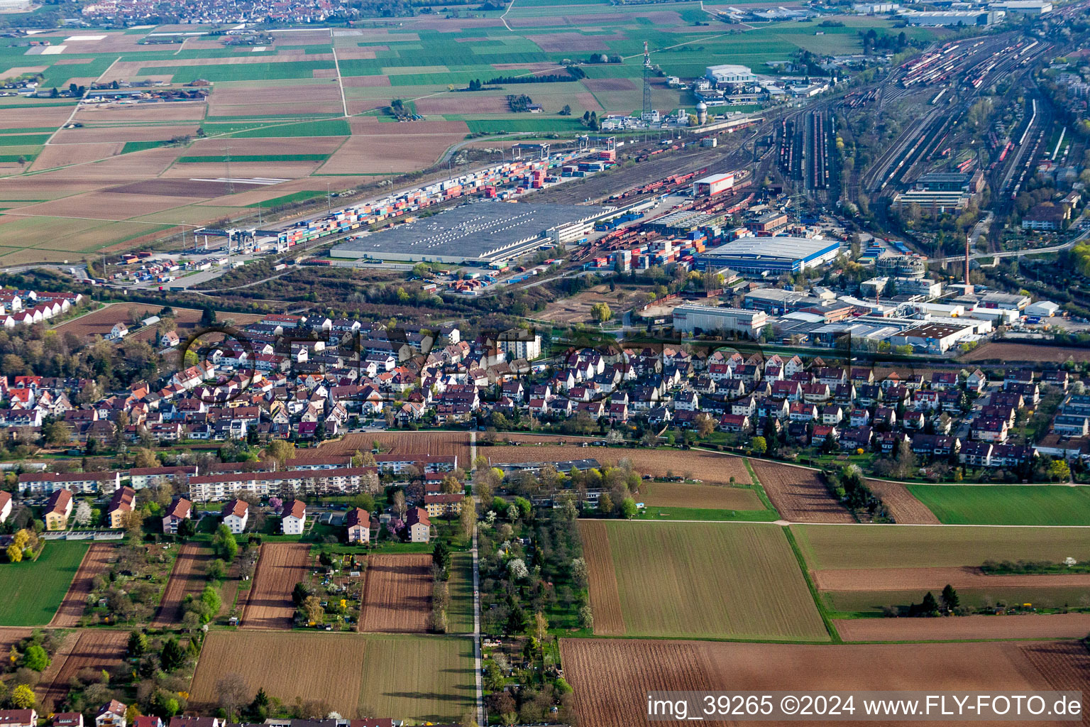 Vue aérienne de GVZ Logistikzentrum Kornwestheim GmbH à la gare de triage et à la gare à conteneurs de la Deutsche Bahn à Kornwestheim dans le département Bade-Wurtemberg, Allemagne