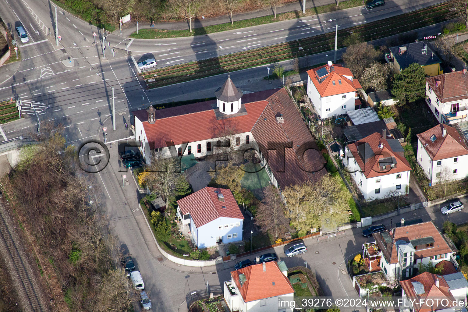 Vue aérienne de Église orthodoxe roumaine à le quartier Zuffenhausen in Stuttgart dans le département Bade-Wurtemberg, Allemagne