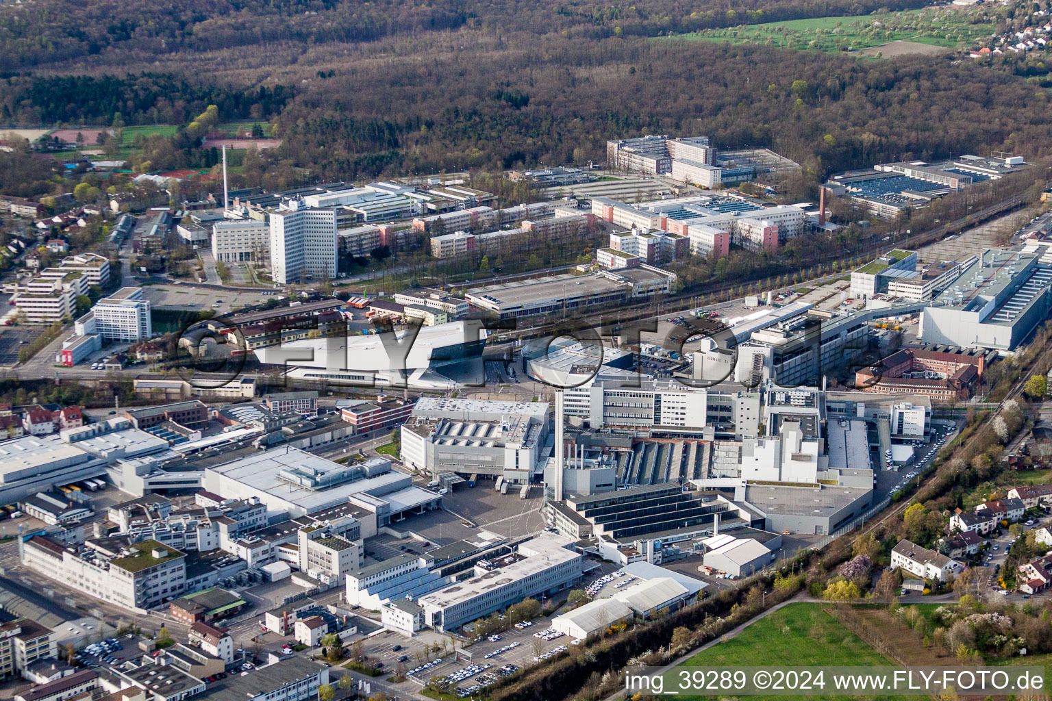 Photographie aérienne de Monument industriel d'installations techniques désaffectées et musée Porsche à Zuffenhausen à le quartier Zuffenhausen in Stuttgart dans le département Bade-Wurtemberg, Allemagne