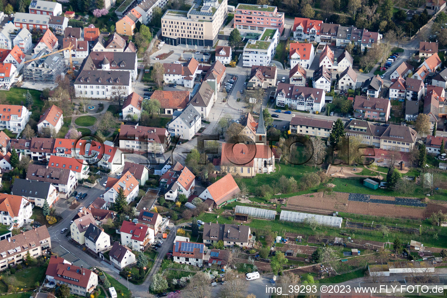 Vue aérienne de L'église Saint-Jean à le quartier Stammheim in Stuttgart dans le département Bade-Wurtemberg, Allemagne