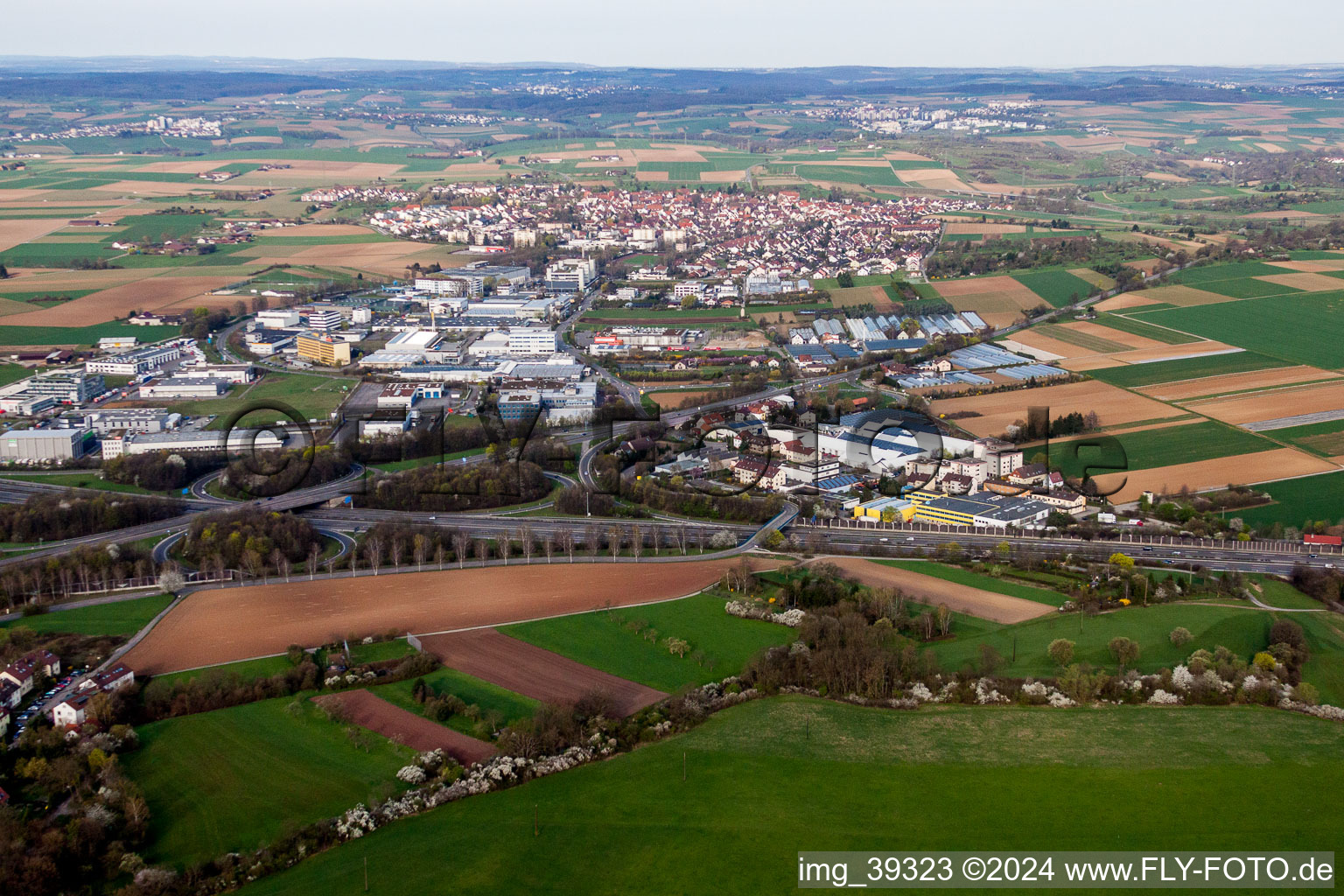 Vue aérienne de Zone industrielle et commerciale de la Siemensstrasse à le quartier Kallenberg in Korntal-Münchingen dans le département Bade-Wurtemberg, Allemagne