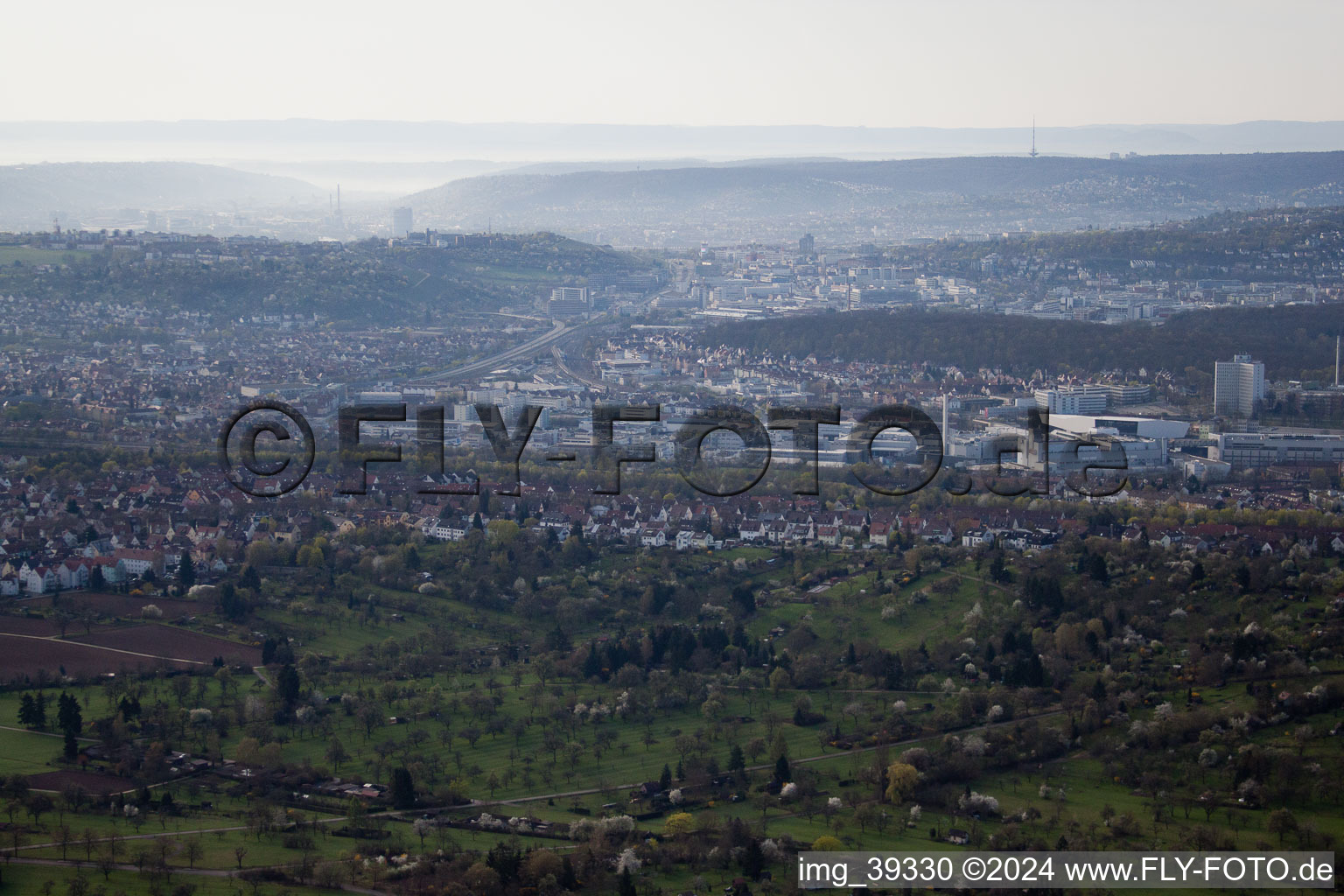 Vue aérienne de Du nord à le quartier Zuffenhausen in Stuttgart dans le département Bade-Wurtemberg, Allemagne