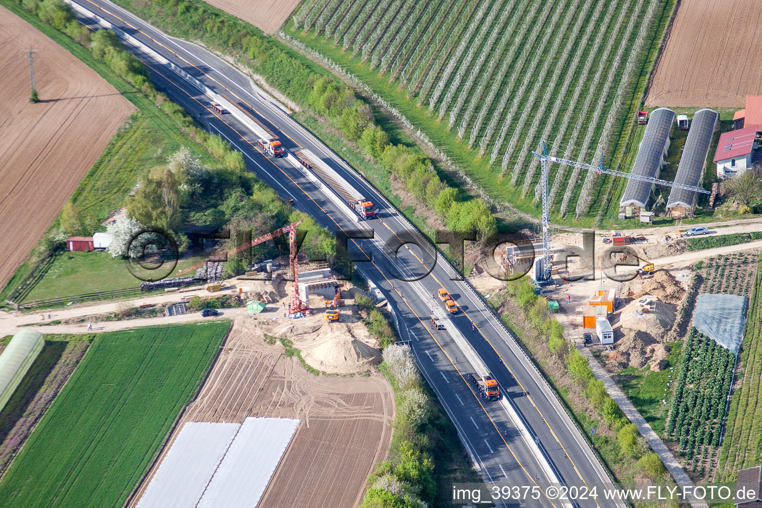 Vue aérienne de Chantier pour construire une nouvelle structure de pont pour traverser le chemin de terre au-dessus de l'autoroute A65 à Kandel dans le département Rhénanie-Palatinat, Allemagne