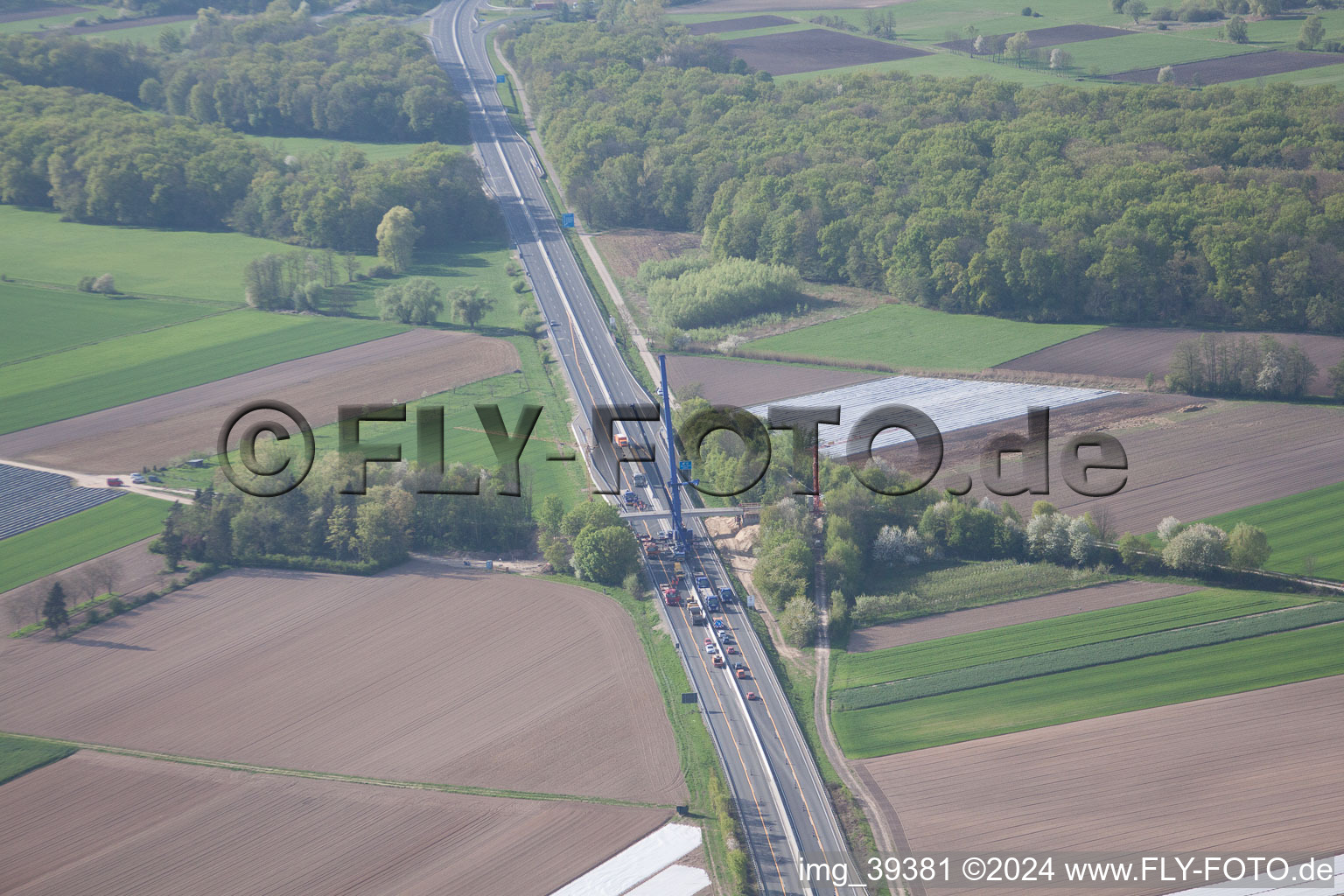 Vue aérienne de Construction d'un nouveau pont autoroutier à Kandel dans le département Rhénanie-Palatinat, Allemagne