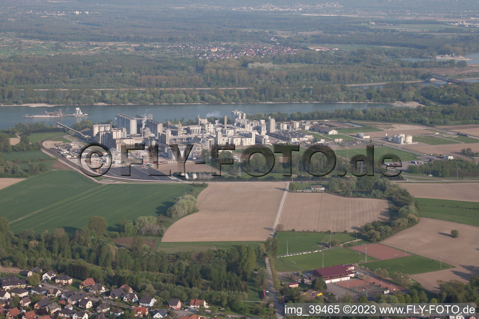 Vue aérienne de Beinheim dans le département Bas Rhin, France