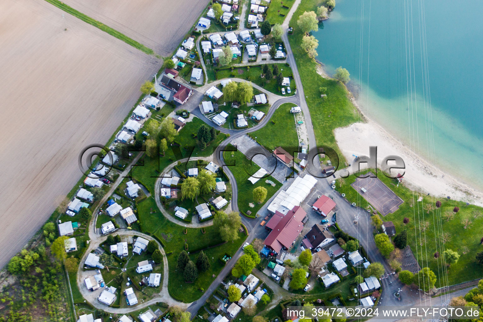 Vue aérienne de Caravanes et tentes - camping et camping Camping Plage du Staedly au bord du lac à Roeschwoog à Rœschwoog dans le département Bas Rhin, France