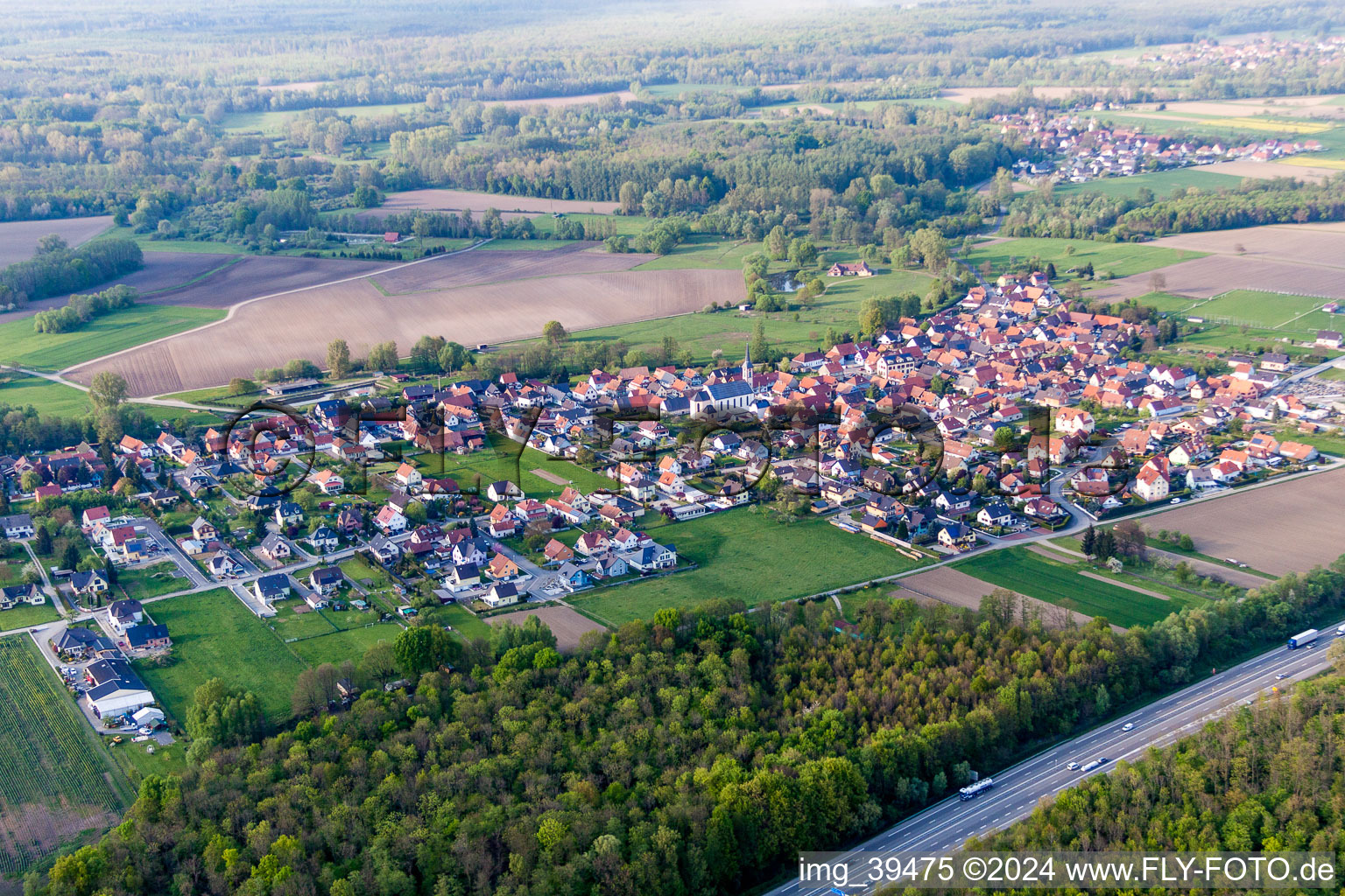 Vue aérienne de Itinéraire autoroutier du BAB français A35 à Leutenheim dans le département Bas Rhin, France