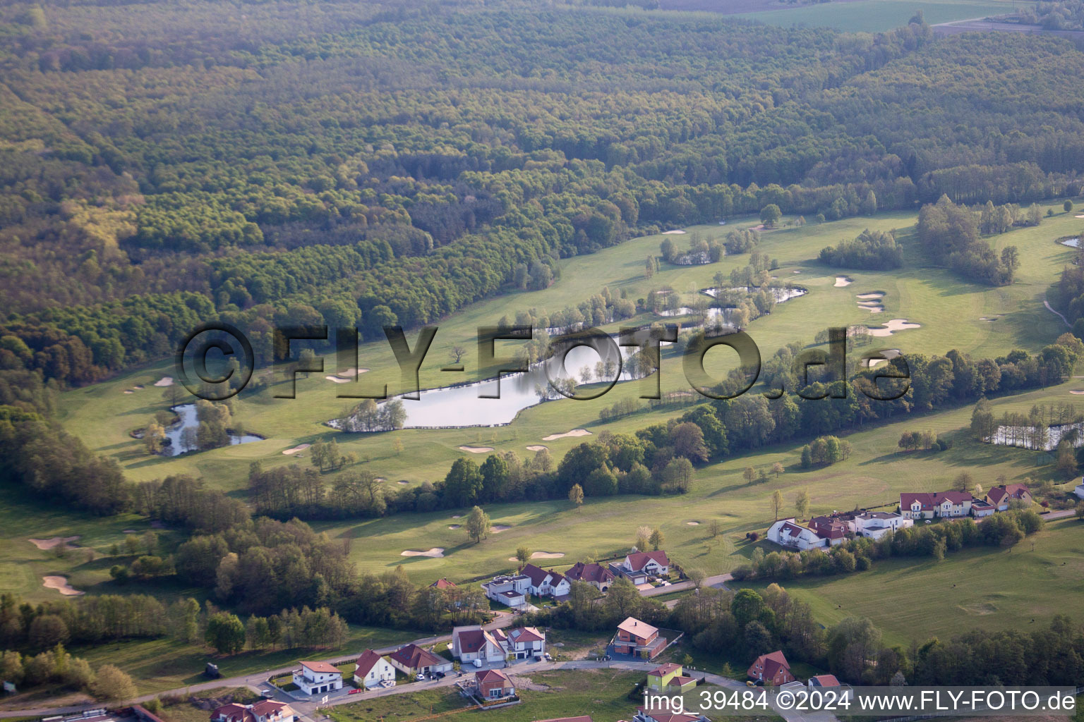 Club de golf Soufflenheim Baden-Baden à Soufflenheim dans le département Bas Rhin, France du point de vue du drone