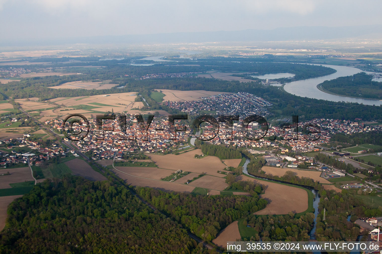 Vue d'oiseau de Drusenheim dans le département Bas Rhin, France