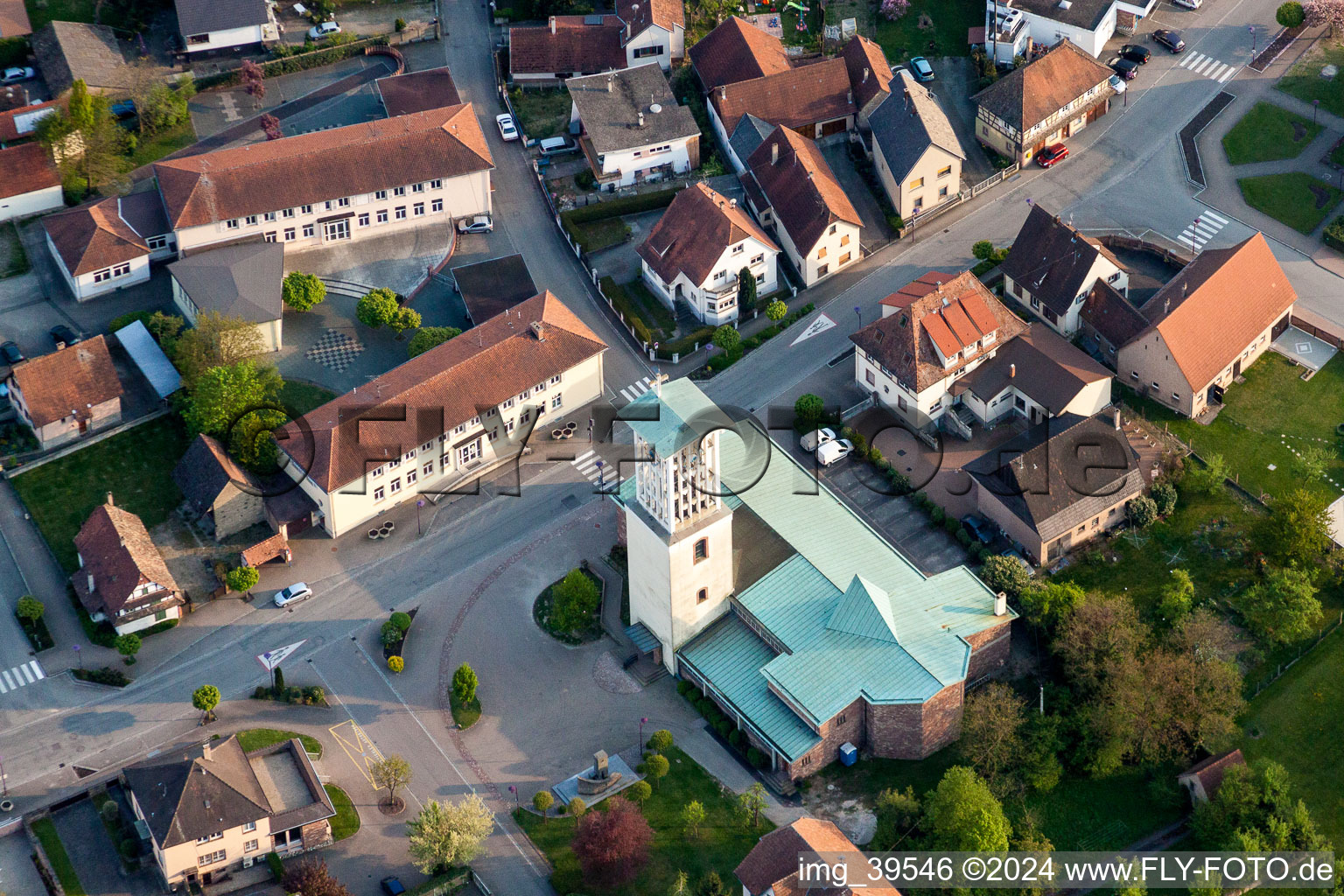 Vue aérienne de Bâtiment d'église au toit bleu au centre du village à Offendorf dans le département Bas Rhin, France