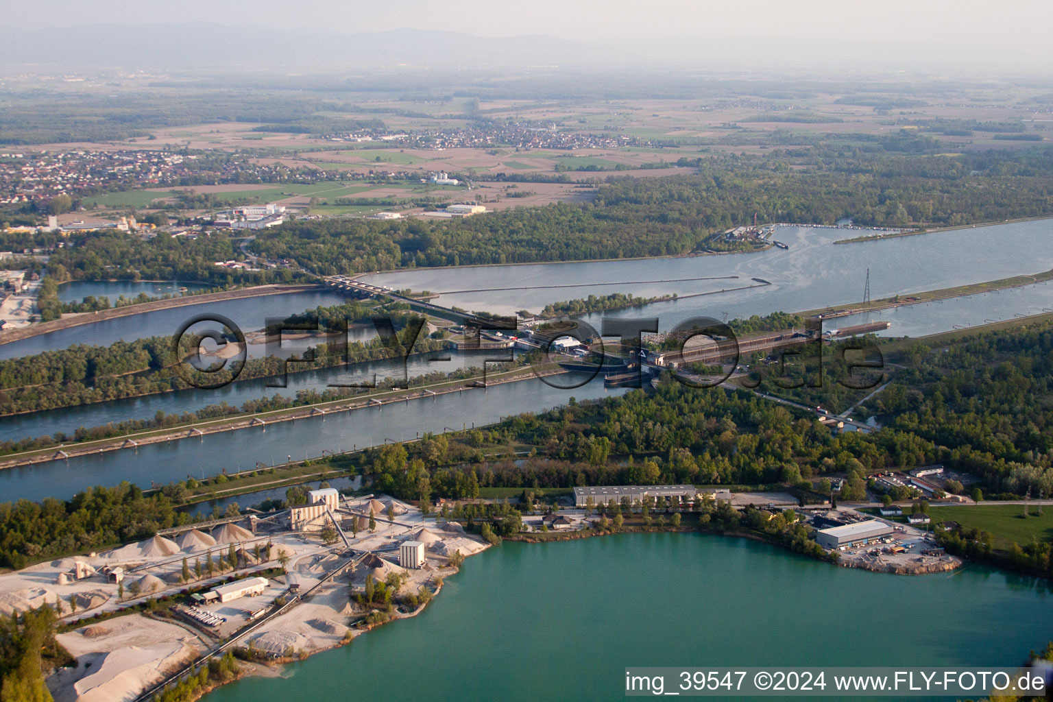 Vue aérienne de Écluse à Gambsheim dans le département Bas Rhin, France