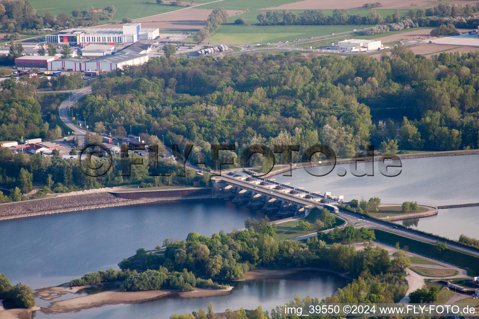 Vue oblique de Écluse à Gambsheim dans le département Bas Rhin, France