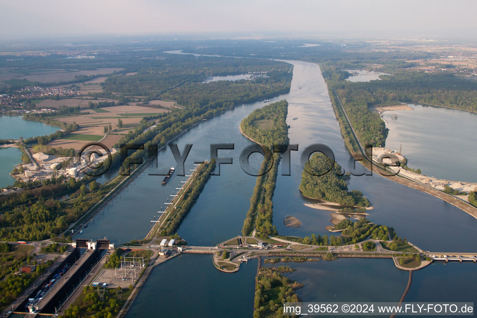 Vue aérienne de Écluse du Rhin à Gambsheim dans le département Bas Rhin, France