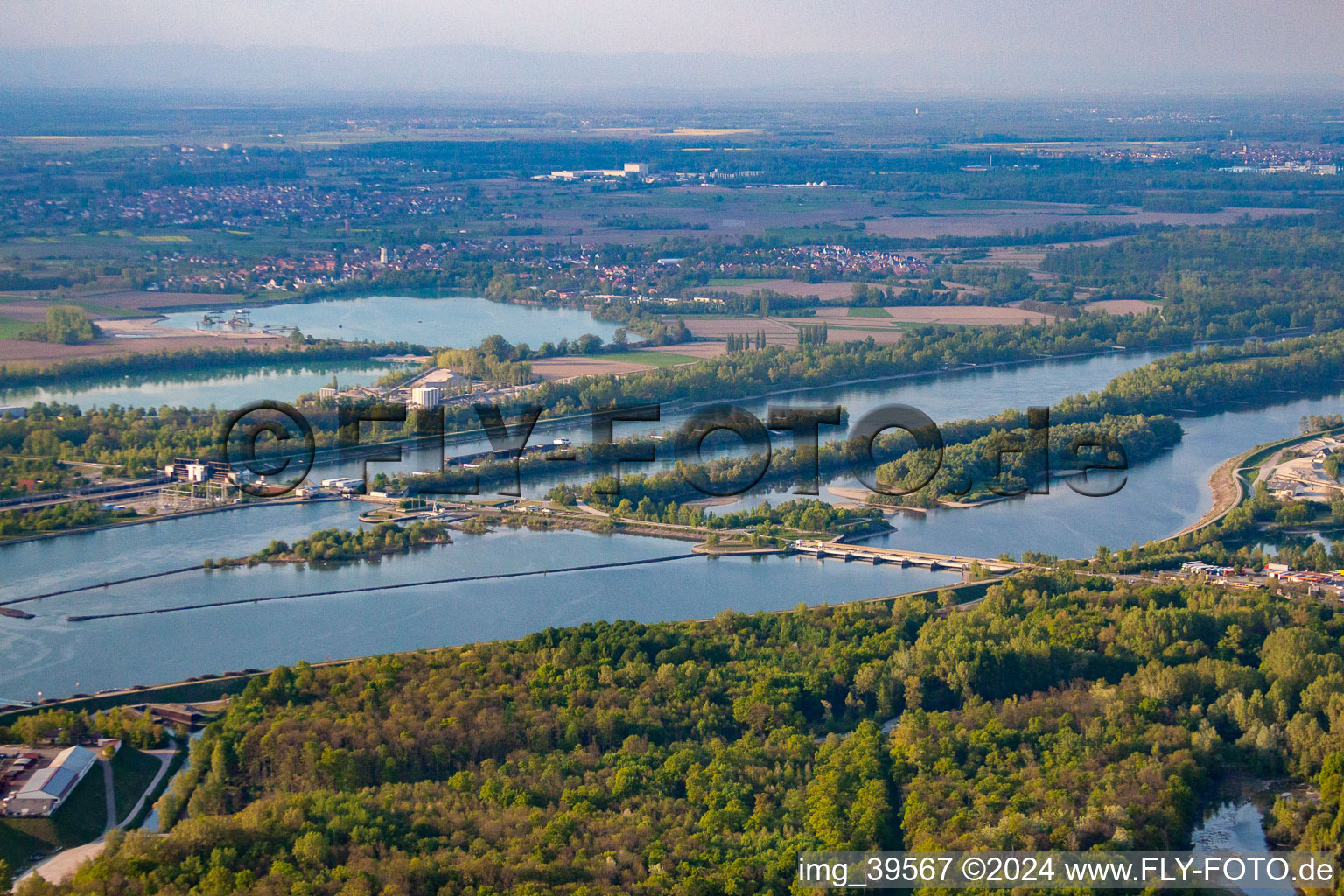 Vue aérienne de Écluse du Rhin à le quartier Freistett in Rheinau dans le département Bade-Wurtemberg, Allemagne