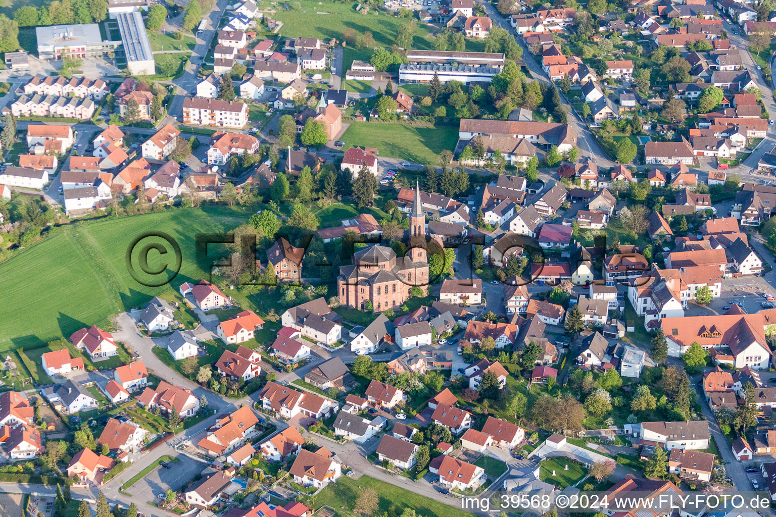 Vue aérienne de Bâtiment d'église au centre du village à le quartier Rheinbischofsheim in Rheinau dans le département Bade-Wurtemberg, Allemagne