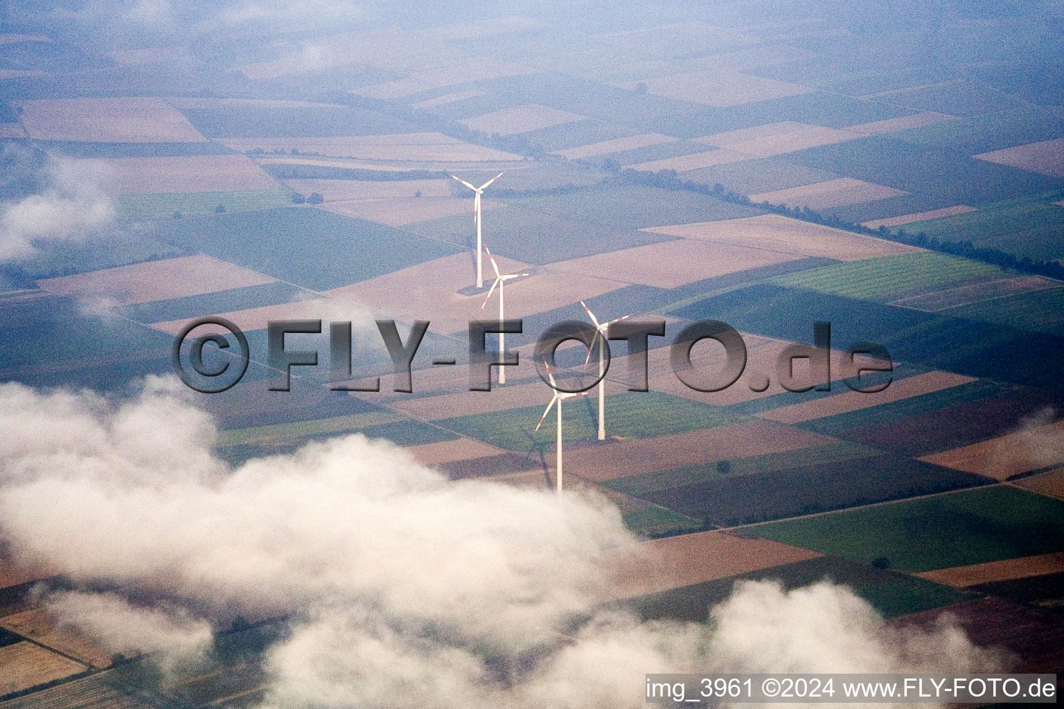 Vue aérienne de Éoliennes dans les nuages à Minfeld dans le département Rhénanie-Palatinat, Allemagne