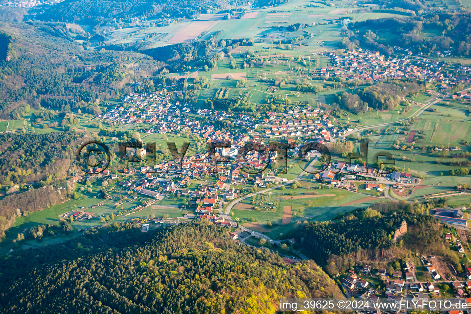 Vue aérienne de Du sud-ouest à le quartier Gossersweiler in Gossersweiler-Stein dans le département Rhénanie-Palatinat, Allemagne