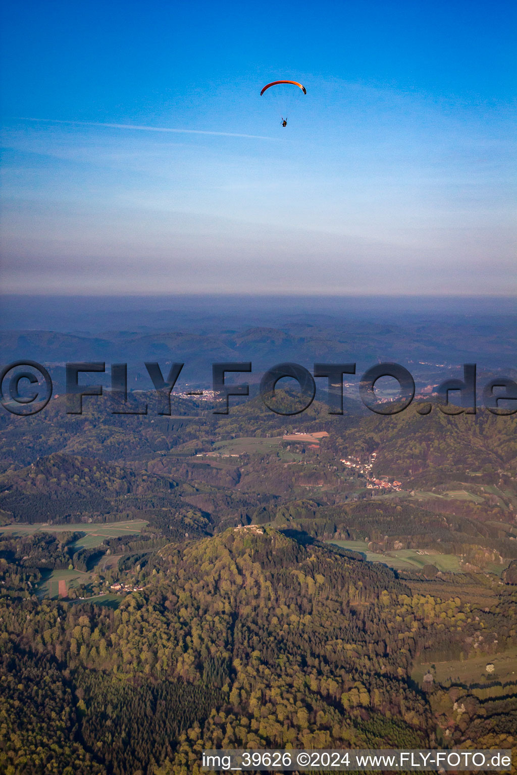 Vue aérienne de Parapente au-dessus de Lindelbrunn à Vorderweidenthal dans le département Rhénanie-Palatinat, Allemagne