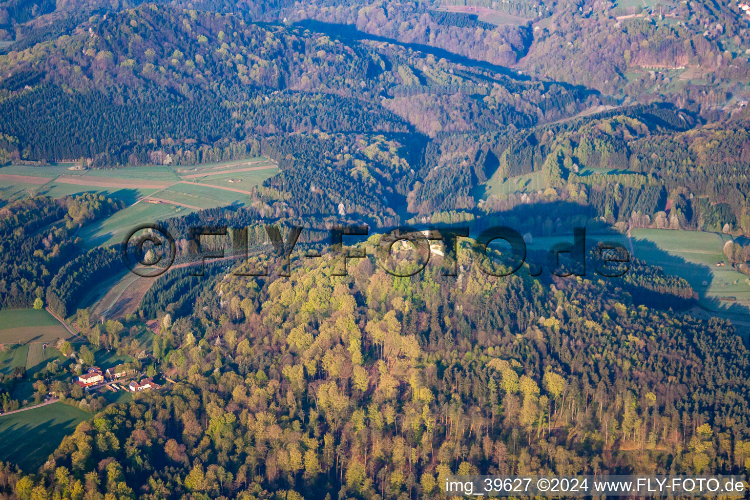 Ruines du château de Lindelbrunn à Vorderweidenthal dans le département Rhénanie-Palatinat, Allemagne depuis l'avion