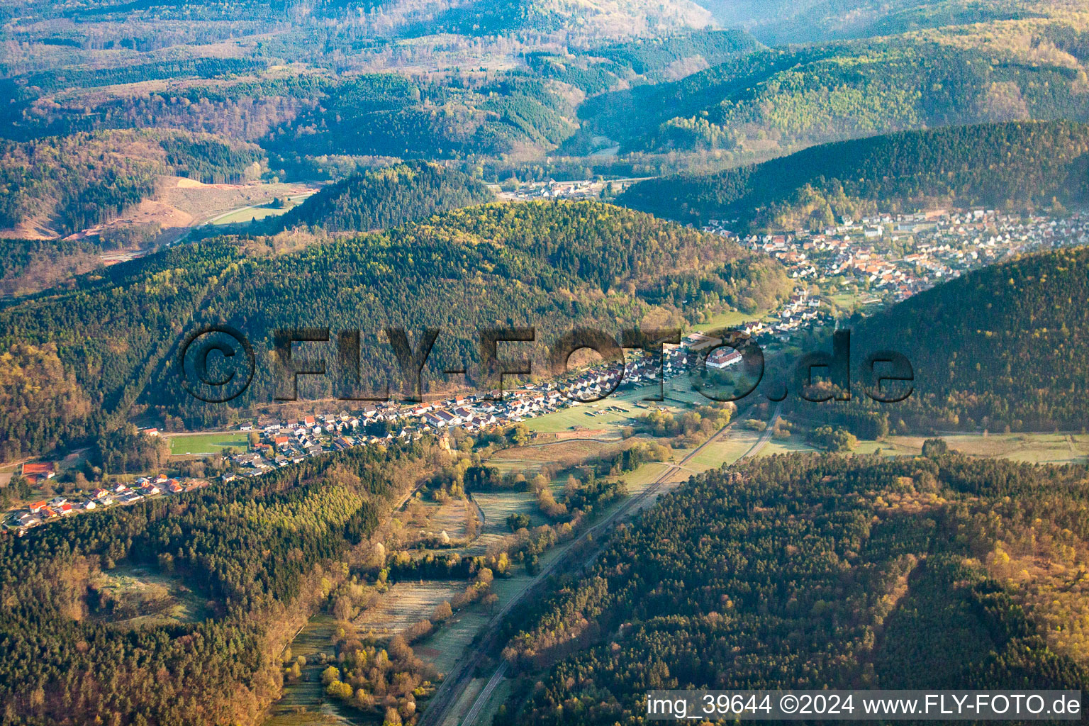 Vue aérienne de Hinterweidenthal dans le département Rhénanie-Palatinat, Allemagne