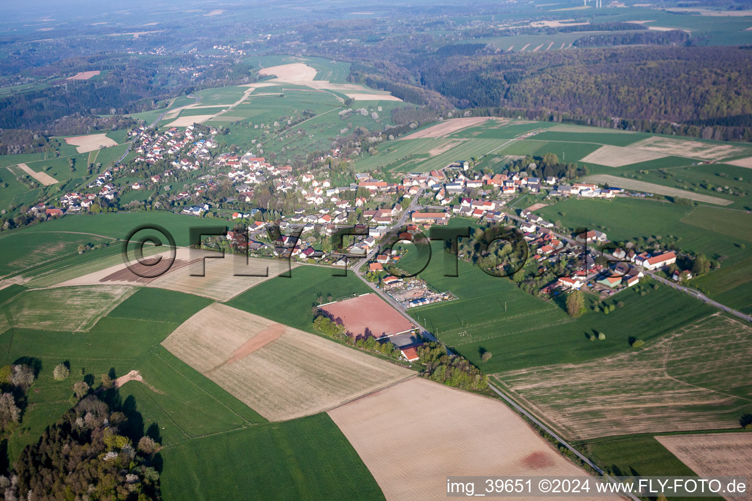 Vue aérienne de Champs agricoles et surfaces utilisables à Kröppen dans le département Rhénanie-Palatinat, Allemagne