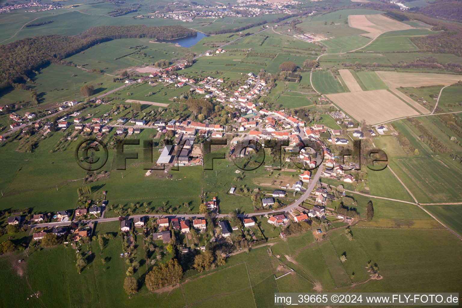 Vue aérienne de Champs agricoles et surfaces utilisables à Macheren dans le département Moselle, France