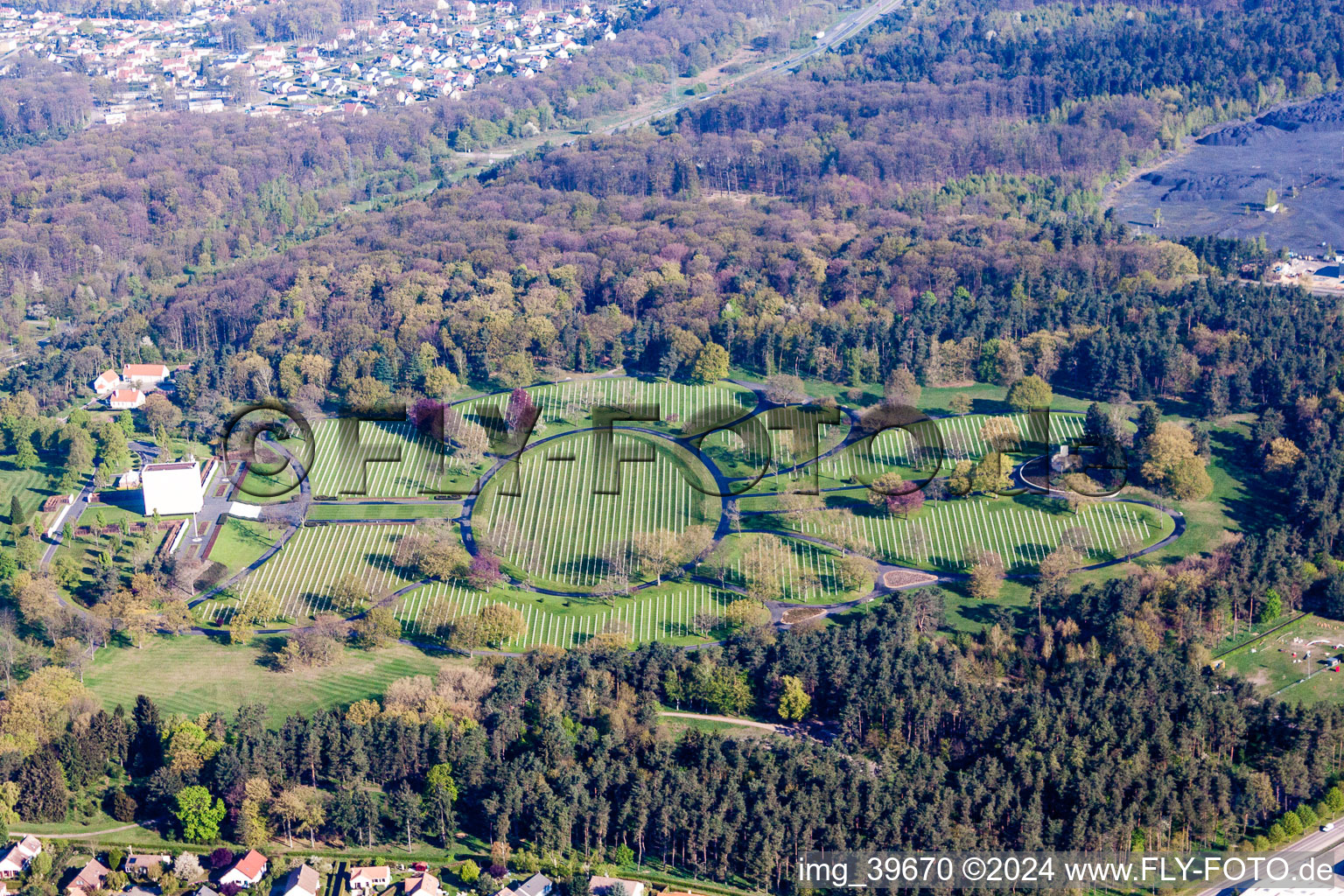 Vue aérienne de Cimetière militaire américain / Cimetière militaire américain de Saint-Avold à Saint-Avold dans le département Moselle, France