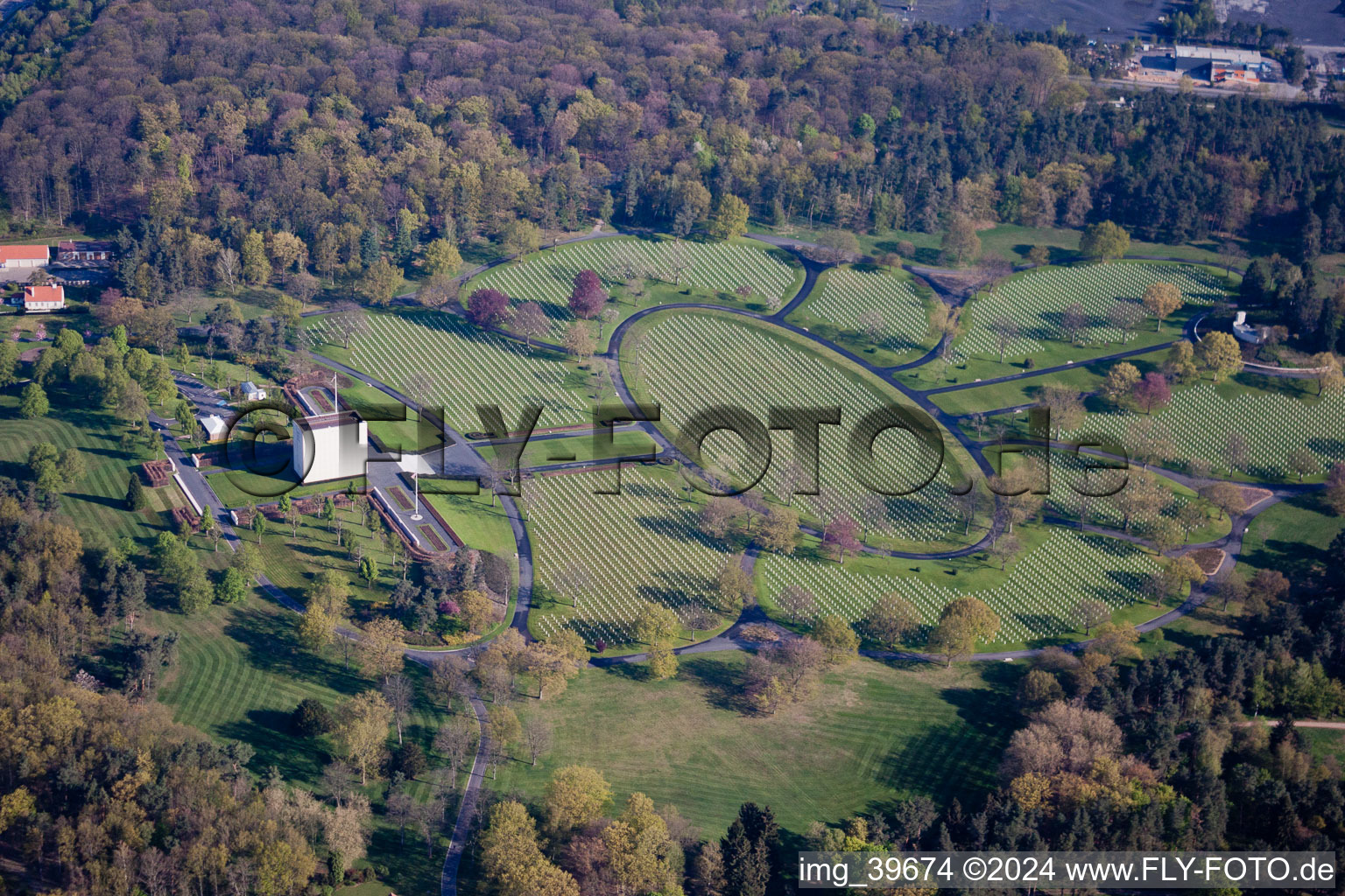 Vue aérienne de Cimetière militaire américain / Cimetière militaire américain de Saint-Avold à Saint-Avold dans le département Moselle, France