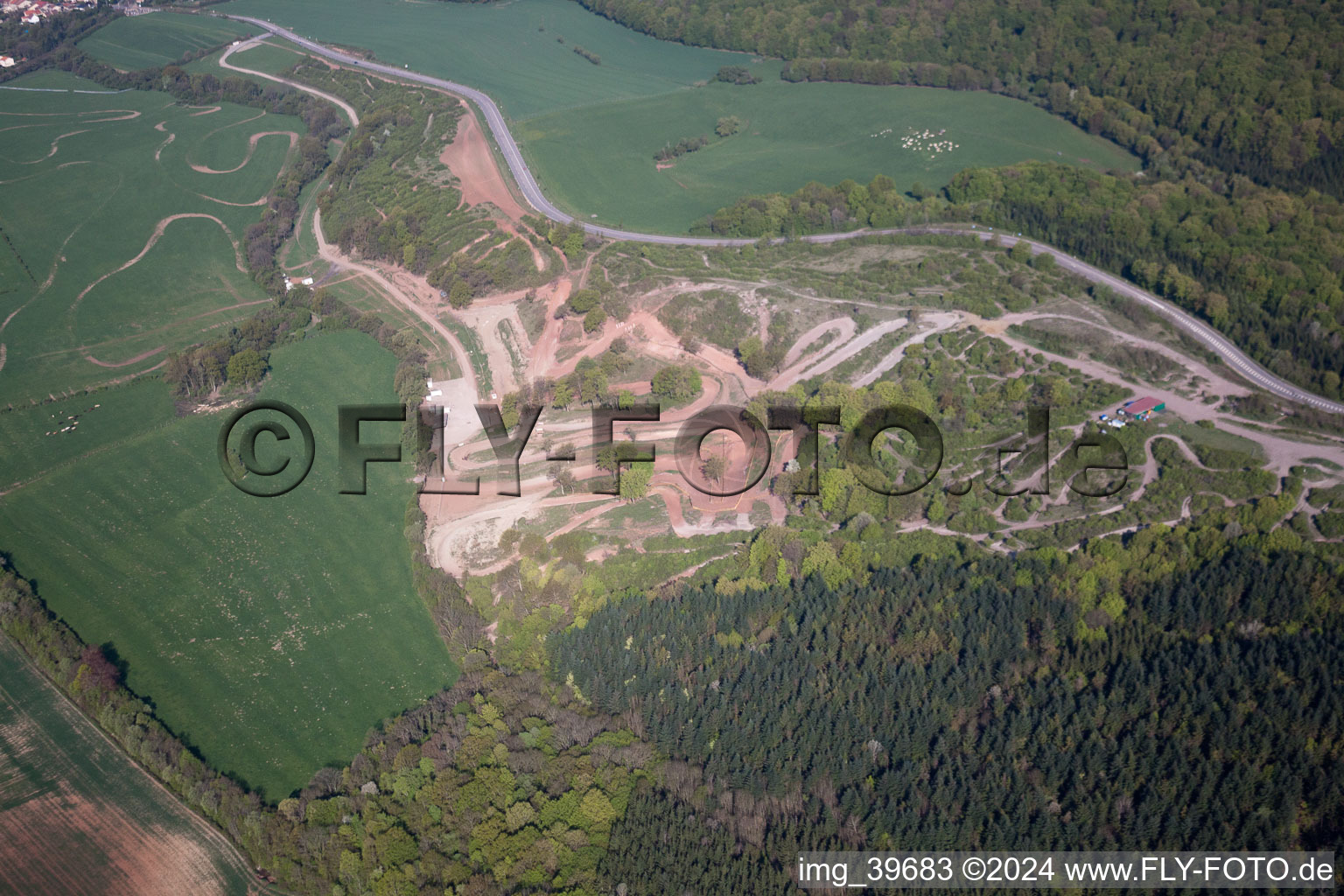 Vue aérienne de Terrain Cross Mortemart à Hombourg-Budange dans le département Moselle, France