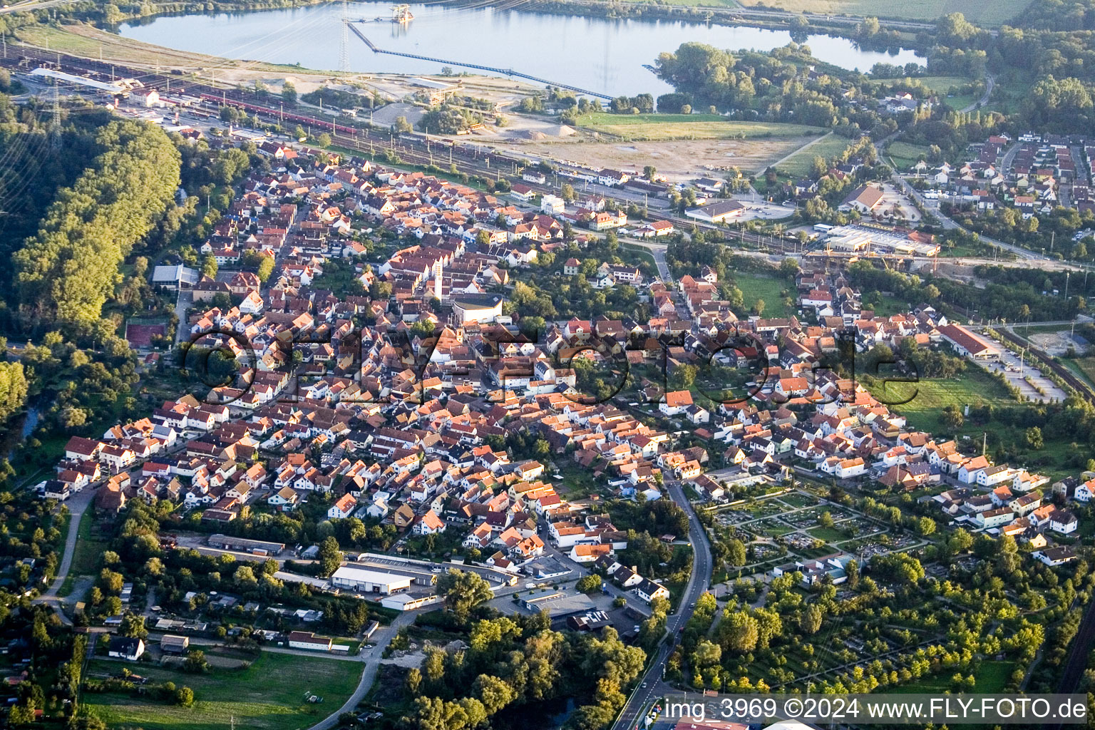 Vue aérienne de Wörth am Rhein dans le département Rhénanie-Palatinat, Allemagne