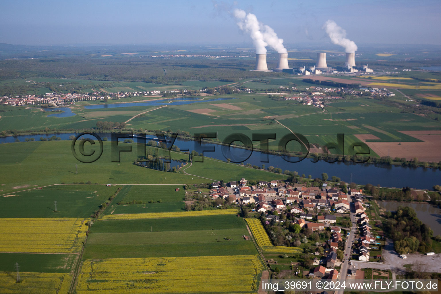 Photographie aérienne de Site de la centrale nucléaire (également centrale nucléaire, centrale nucléaire ou centrale nucléaire) sur la Moselle à Cattenom dans le département Moselle, France