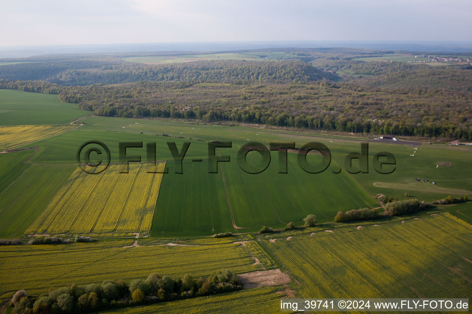 Vue aérienne de Aérodrome d'aérodrome à Villette dans le département Meurthe et Moselle, France