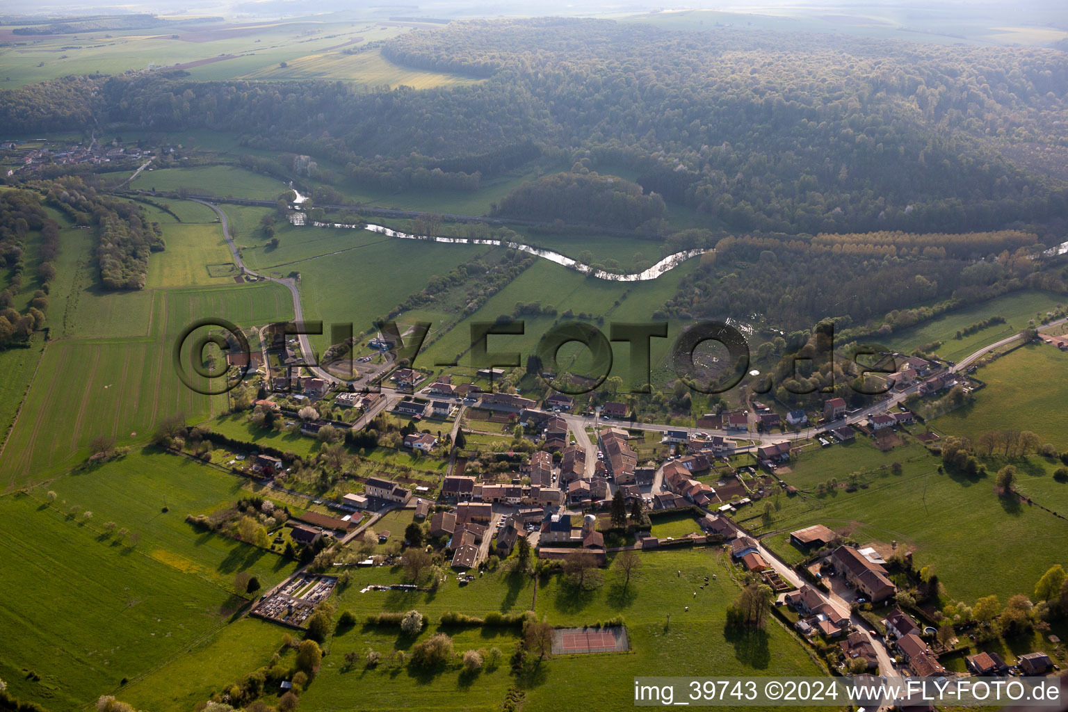 Vue aérienne de Villette dans le département Meurthe et Moselle, France