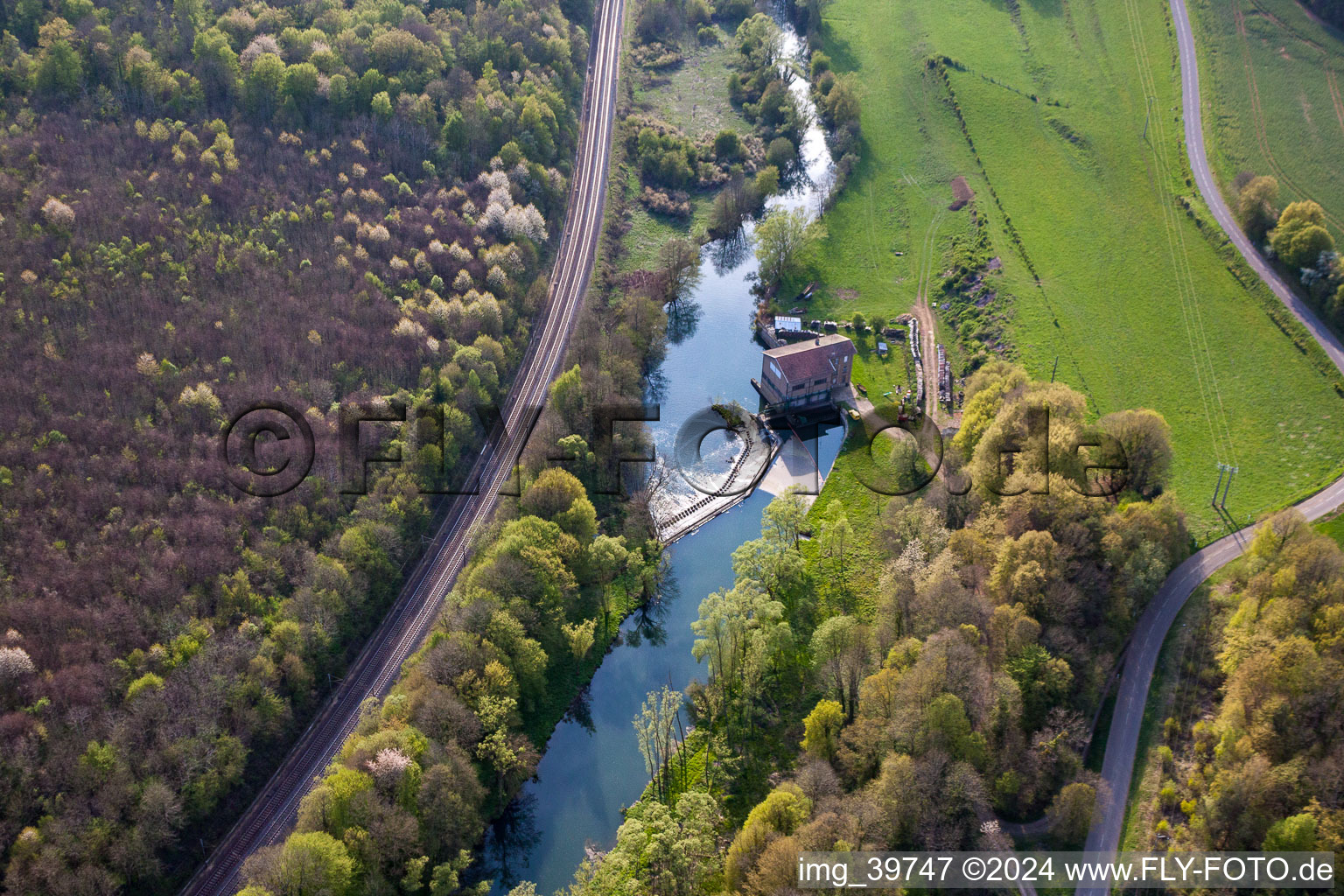 Vue aérienne de Moulin à eau sur la Chiers à Villette dans le département Meurthe et Moselle, France