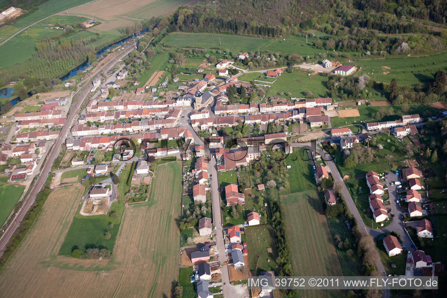 Vue aérienne de Champs agricoles et surfaces utilisables à Charency-Vezin dans le département Meurthe et Moselle, France