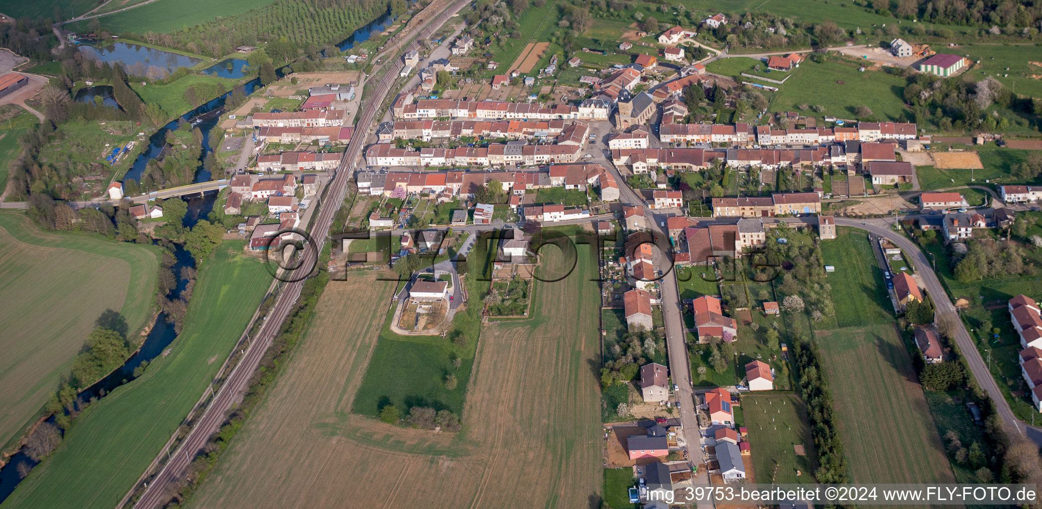 Vue aérienne de Champs agricoles et surfaces utilisables à Charency-Vezin dans le département Meurthe et Moselle, France