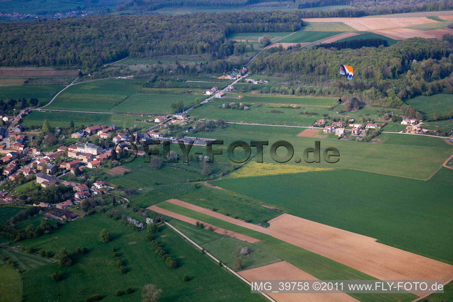 Vue aérienne de Rouvroy dans le département Luxembourg, Belgique