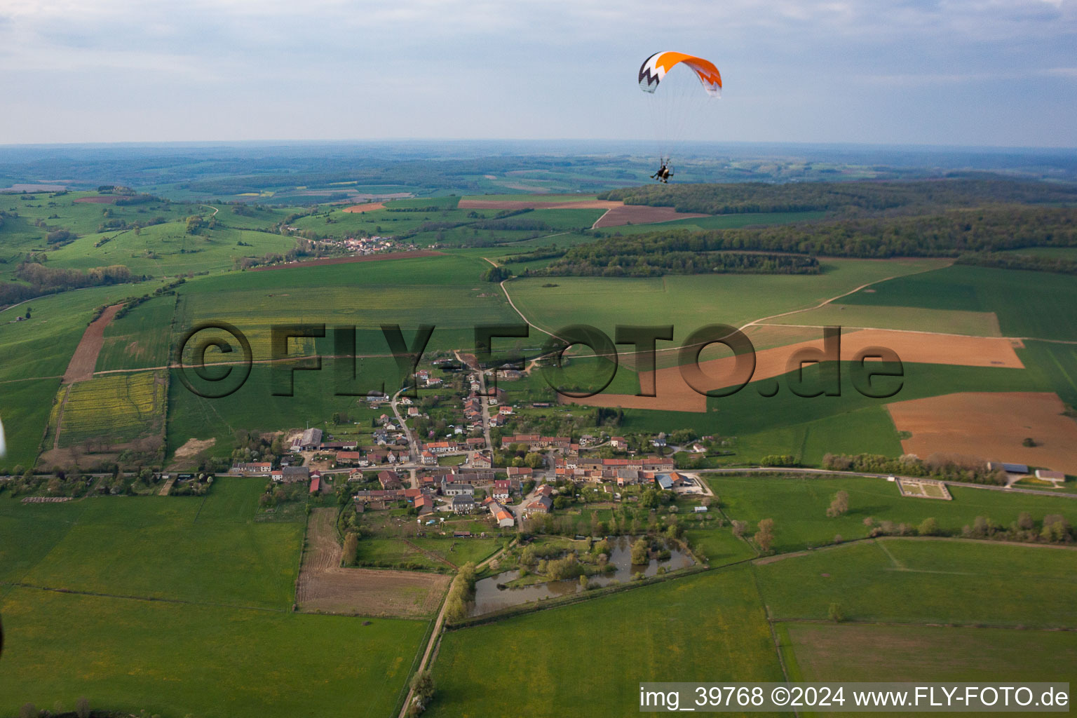 Vue aérienne de Fresnois à Villécloye dans le département Meuse, France