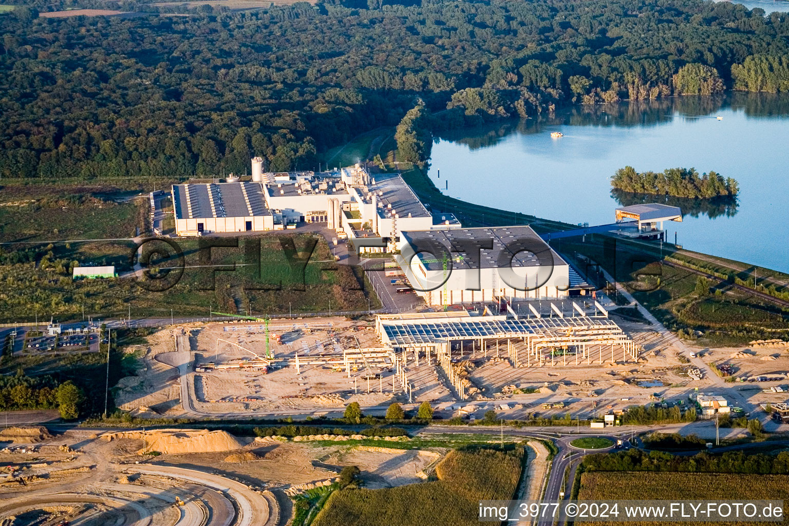 Vue aérienne de Chantier d'une usine de papier de palme dans la zone industrielle d'Oberwald à Wörth am Rhein dans le département Rhénanie-Palatinat, Allemagne