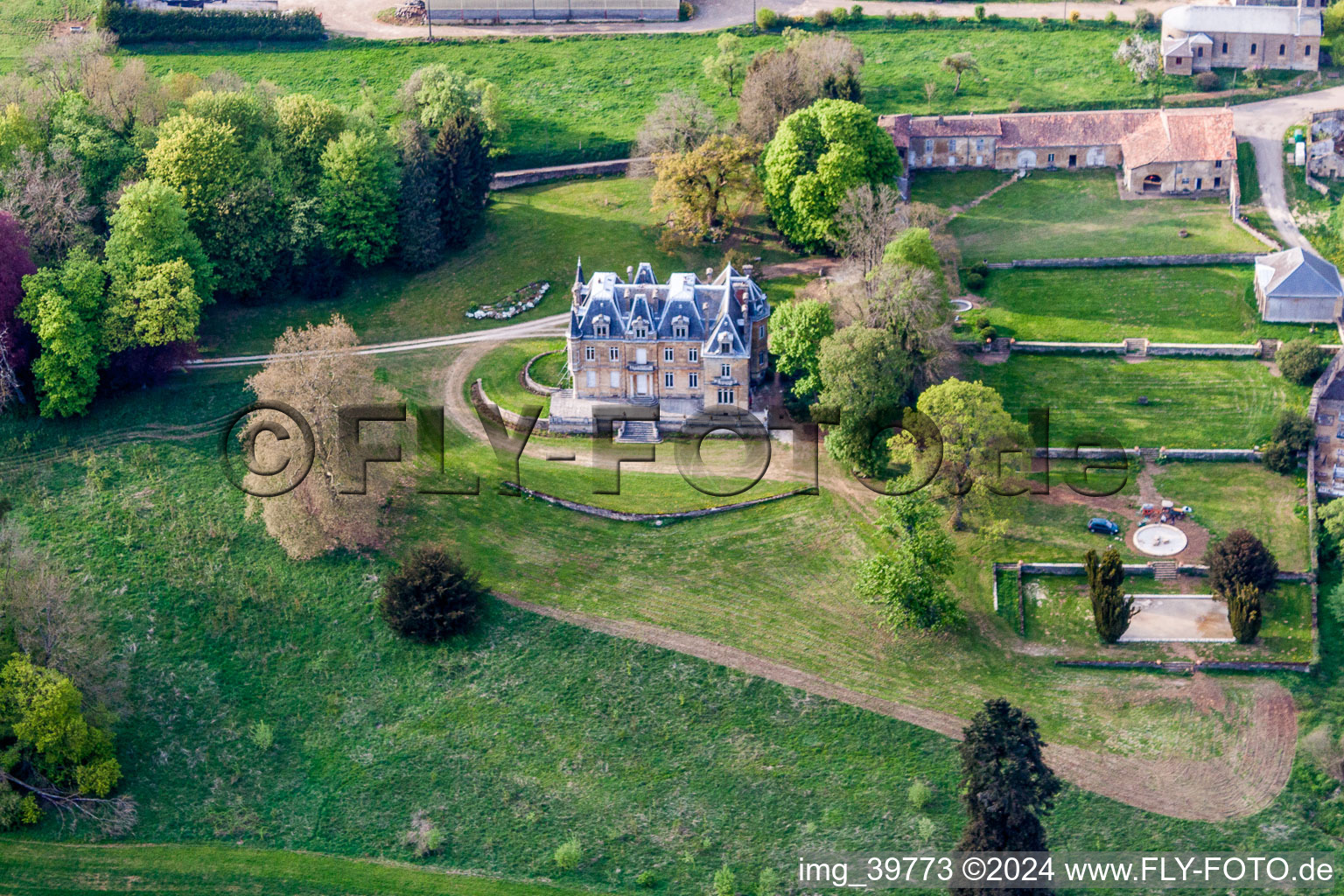 Vue aérienne de Bâtiments et parcs du manoir - domaine rural à Montmédy à Montmédy dans le département Meuse, France