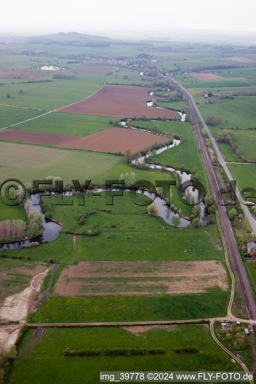 Vue aérienne de Boucle courbe des berges le long de la rivière La Chiers à Carignan dans le département Ardennes, France