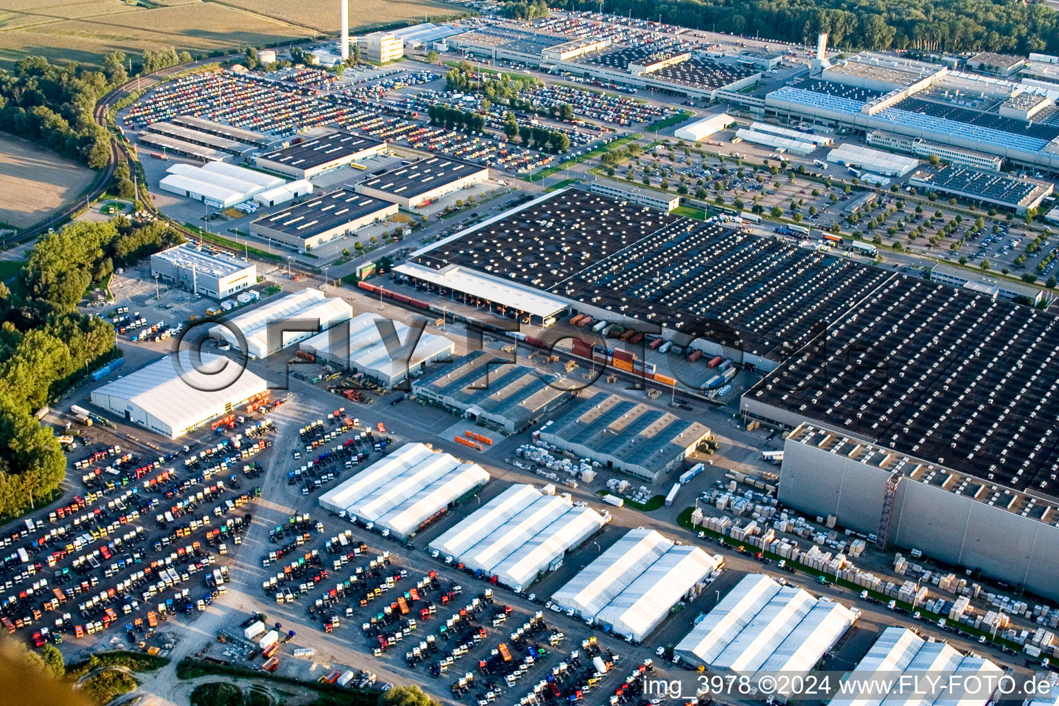 Vue aérienne de Daimler-Chrysler à Wörth am Rhein dans le département Rhénanie-Palatinat, Allemagne