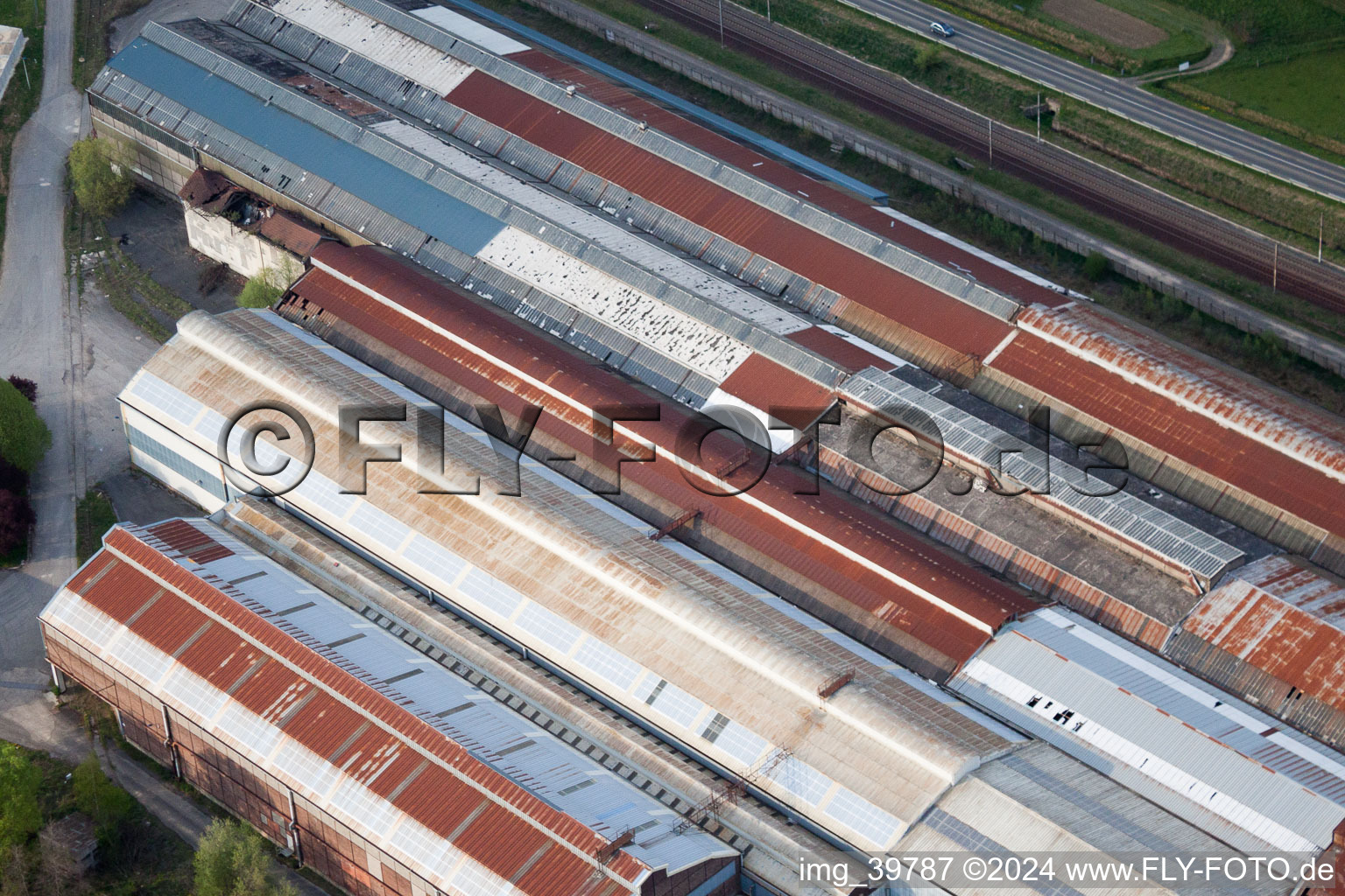 Vue aérienne de Dépôt ferroviaire et atelier de réparation, entretien et réparation de trains à Blagny dans le département Ardennes, France