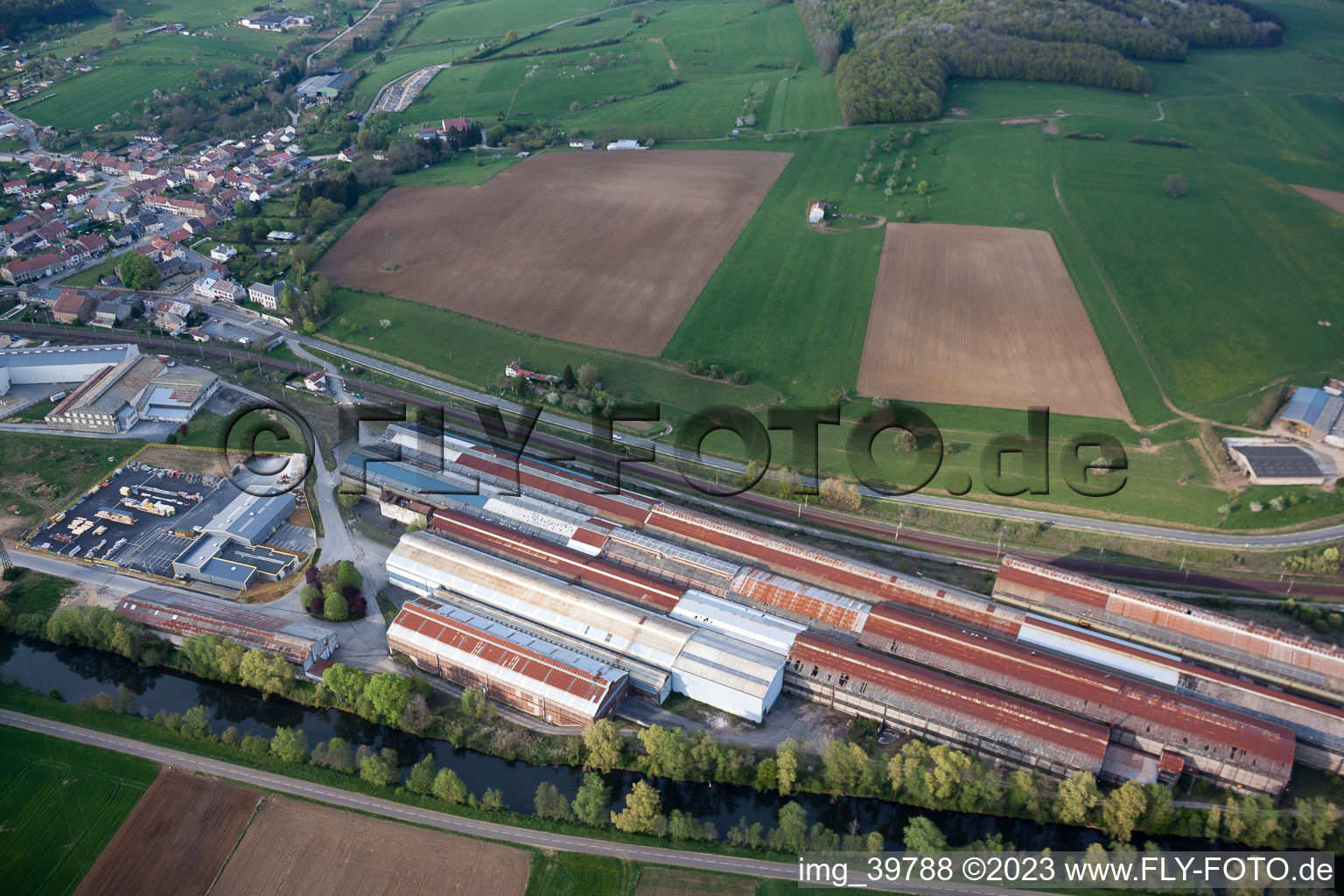 Vue aérienne de Dépôt ferroviaire et atelier de réparation, entretien et réparation de trains à Blagny dans le département Ardennes, France