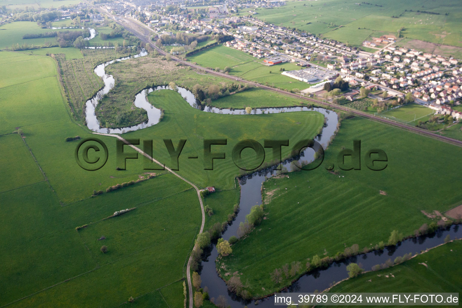 Vue aérienne de Boucles de la rivière Chiers à Blagny dans le département Ardennes, France